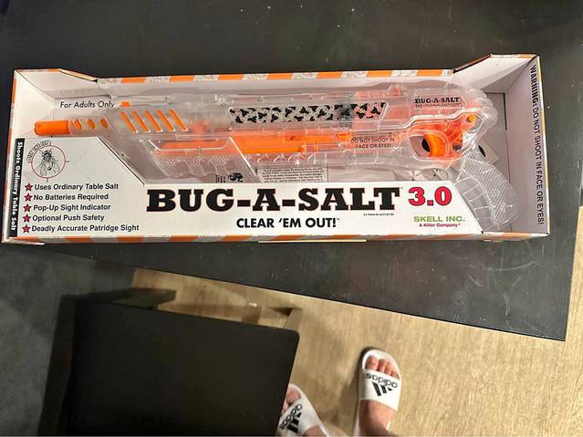 BUG-A-SALT 3.0 Clear Em Out Salzpistole Salzgewehr Salz Gewehr Pistole Fliegengewehr Sommer Fliege Fliegen Fliegenfalle Fliegenklatsche Mcke Schweiz Sommer Gadget Mnner Spielzeug 