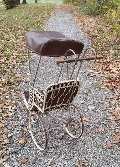 Dreirdriger antiker Kinderwagen (ca. 1900)